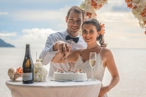 Hochzeitstorte anschneiden