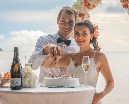 Hochzeitstorte anschneiden