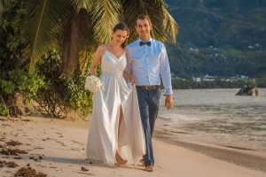 Heiraten Seychellen Foto Brautpaar geht am Strand Heiraten Seychellen Foto Brautpaar geht am Strand