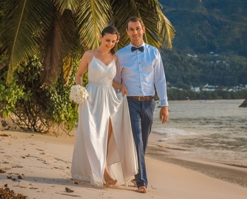 Heiraten Seychellen Foto Brautpaar geht am Strand Heiraten Seychellen Foto Brautpaar geht am Strand