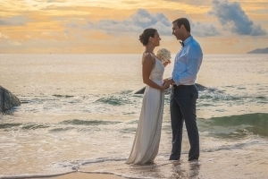 Heiraten Seychellen Foto Brautpaar Sonnenuntergang Heiraten Seychellen Foto Brautpaar Sonnenuntergang