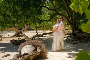 Hochzeit Anse au Pins Brautpaar am Strand