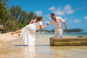Hochzeit Anse au Pins Brautpaar im Fischerboot