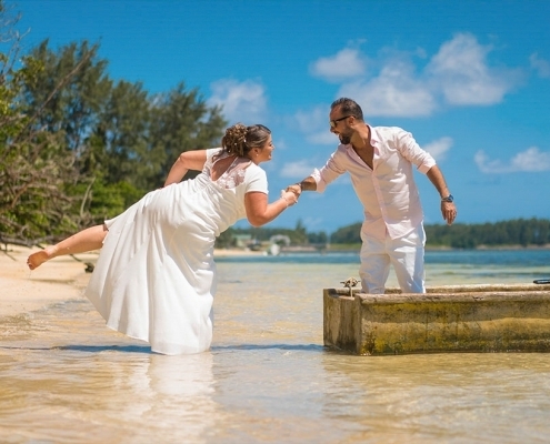 Hochzeit Anse au Pins Brautpaar im Fischerboot Hochzeit Anse au Pins Brautpaar im Fischerboot