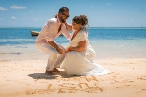 Hochzeit Anse au Pins Brautpaar malt Herz in den Sand