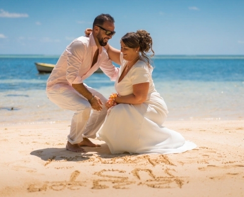 Hochzeit Anse au Pins Brautpaar malt Herz in den Sand Hochzeit Anse au Pins Brautpaar malt Herz in den Sand