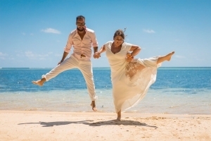 Hochzeit Anse au Pins Brautpaar jumping