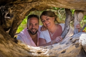 Hochzeit Anse au Pins Brautpaar Foto mit altem Baum am Strand