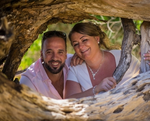 Hochzeit Anse au Pins Brautpaar Foto mit altem Baum am Strand Hochzeit Anse au Pins Brautpaar Foto mit altem Baum am Strand