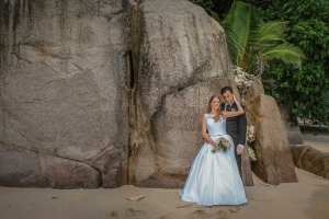 Hochzeit an der Anse Louise Brautpaar Granitfelsen Hochzeit an der Anse Louise Brautpaar Granitfelsen