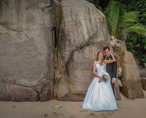 Hochzeit an der Anse Louise Brautpaar Granitfelsen Hochzeit an der Anse Louise Brautpaar Granitfelsen