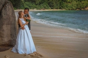 Hochzeit an der Anse Louise Brautpaar schaut auf Meer Hochzeit an der Anse Louise Brautpaar schaut auf Meer