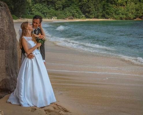 Hochzeit an der Anse Louise Brautpaar schaut auf Meer Hochzeit an der Anse Louise Brautpaar schaut auf Meer