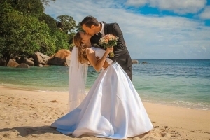 Hochzeit an der Anse Louise Hochzeitskuss Hochzeit an der Anse Louise Hochzeitskuss
