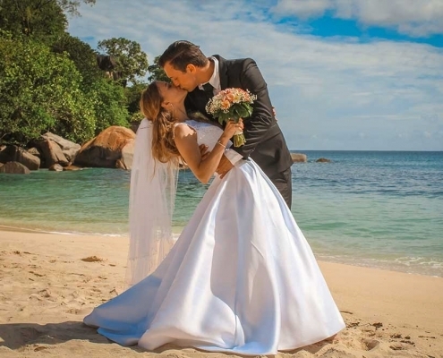 Hochzeit an der Anse Louise Hochzeitskuss Hochzeit an der Anse Louise Hochzeitskuss