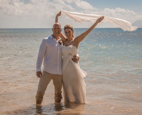 Hochzeit am Beau Vallon Brautpaar am Strand Hochzeit am Beau Vallon Brautpaar am Strand