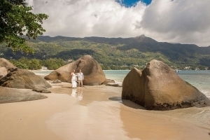 Hochzeit am Beau Vallon Brautpaar zwischen Granitfelsen Hochzeit am Beau Vallon Brautpaar zwischen Granitfelsen