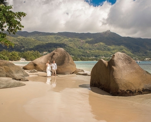 Hochzeit am Beau Vallon Brautpaar zwischen Granitfelsen Hochzeit am Beau Vallon Brautpaar zwischen Granitfelsen