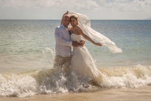 Hochzeit am Beau Vallon Brautpaar im Wasser Hochzeit am Beau Vallon Brautpaar im Wasser