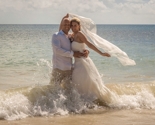 Hochzeit am Beau Vallon Brautpaar im Wasser Hochzeit am Beau Vallon Brautpaar im Wasser