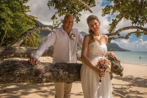Hochzeit am Beau Vallon Portrait unter Baum Hochzeit am Beau Vallon Portrait unter Baum