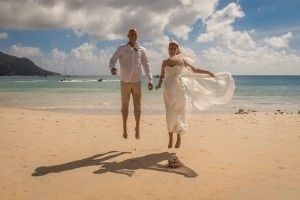 Hochzeit am Beau Vallon Brautpaar jump am Strand Hochzeit am Beau Vallon Brautpaar jump am Strand