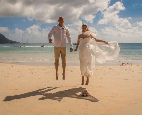Hochzeit am Beau Vallon Brautpaar jump am Strand Hochzeit am Beau Vallon Brautpaar jump am Strand