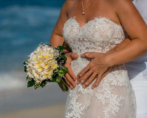 Hochzeit Carana Beach Brautpaar eng umschlungen Hochzeit Carana Beach Brautpaar eng umschlungen