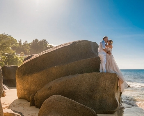 Hochzeit Carana Beach Brautpaar auf Granitfesen Hochzeit Carana Beach Brautpaar auf Granitfesen