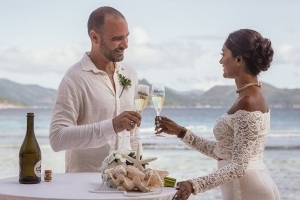 Hochzeit La Digue ganz in Weiss mit eine Glas Sekt anstossen Hochzeit La Digue ganz in Weiss mit eine Glas Sekt anstossen