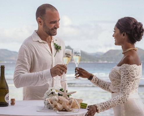 Hochzeit La Digue ganz in Weiss mit eine Glas Sekt anstossen Hochzeit La Digue ganz in Weiss mit eine Glas Sekt anstossen