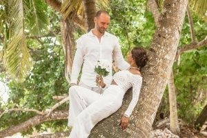 Hochzeit La Digue ganz in Weiss unter Palmen Hochzeit La Digue ganz in Weiss unter Palmen