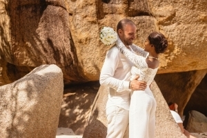 Hochzeit La Digue ganz in Weiss - Umarmung Hochzeit La Digue ganz in Weiss - Umarmung