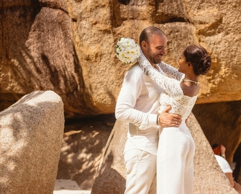 Hochzeit La Digue ganz in Weiss - Umarmung Hochzeit La Digue ganz in Weiss - Umarmung