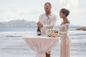 Hochzeit La Digue ganz in Weiss -Hochzeitszeremonie Hochzeit La Digue ganz in Weiss -Hochzeitszeremonie