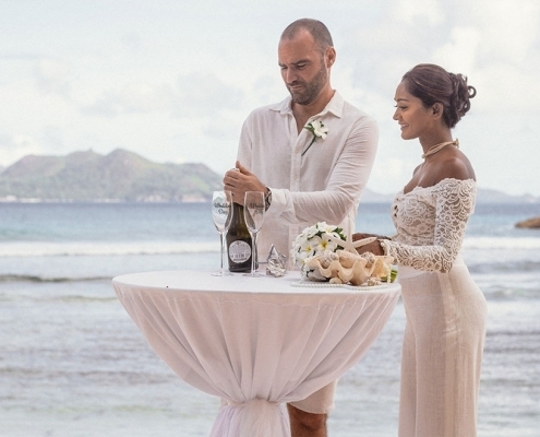Hochzeit La Digue ganz in Weiss -Hochzeitszeremonie Hochzeit La Digue ganz in Weiss -Hochzeitszeremonie