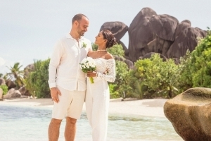 Hochzeit La Digue ganz in Weiss - Brautpaar Source d'Argent Hochzeit La Digue ganz in Weiss - Brautpaar Source d'Argent
