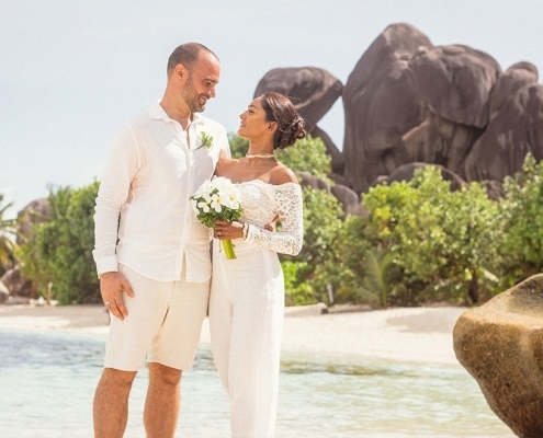 Hochzeit La Digue ganz in Weiss - Brautpaar Source d'Argent Hochzeit La Digue ganz in Weiss - Brautpaar Source d'Argent