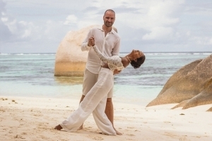 Hochzeit La Digue ganz in Weiss - Brautpaar posiert am Strand Hochzeit La Digue ganz in Weiss - Brautpaar posiert am Strand