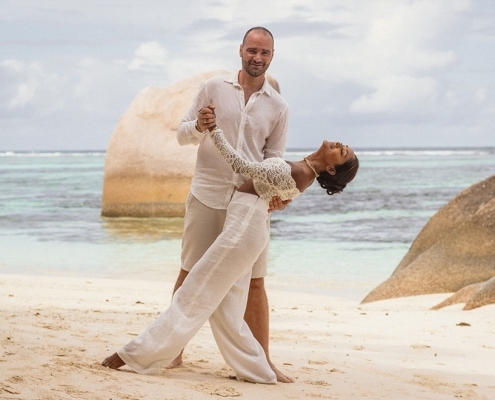 Hochzeit La Digue ganz in Weiss - Brautpaar posiert am Strand Hochzeit La Digue ganz in Weiss - Brautpaar posiert am Strand