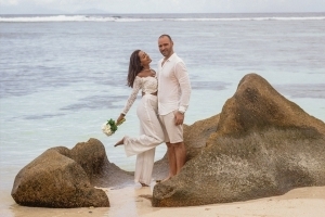 Hochzeit La Digue ganz in Weiss - Brautpaar Fotosession Hochzeit La Digue ganz in Weiss - Brautpaar Fotosession