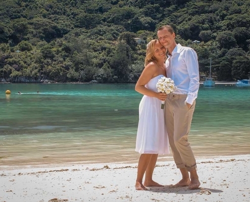 Port Launay Strandhochzeit Brautpaar am Strand Port Launay Strandhochzeit Brautpaar am Strand