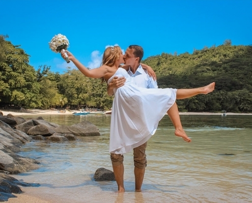 Port Launay Strandhochzeit Bräutigam trägt Braut Port Launay Strandhochzeit Bräutigam trägt Braut