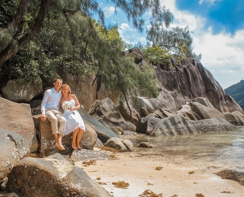 Port Launay Strandhochzeit Hochzeitspaar sitzt auf Granitfelsen Port Launay Strandhochzeit Hochzeitspaar sitzt auf Granitfelsen