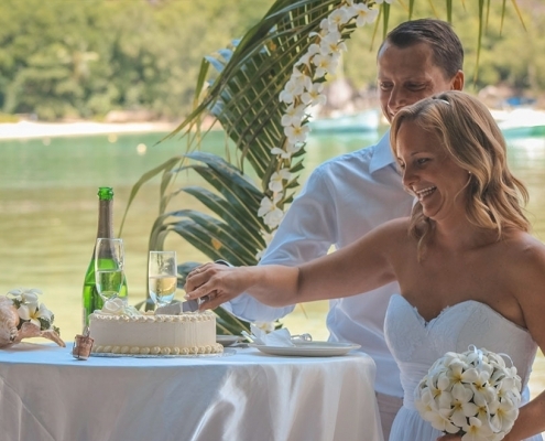 Port Launay Strandhochzeit Hochzeitstorte anschneiden Port Launay Strandhochzeit Hochzeitstorte anschneiden