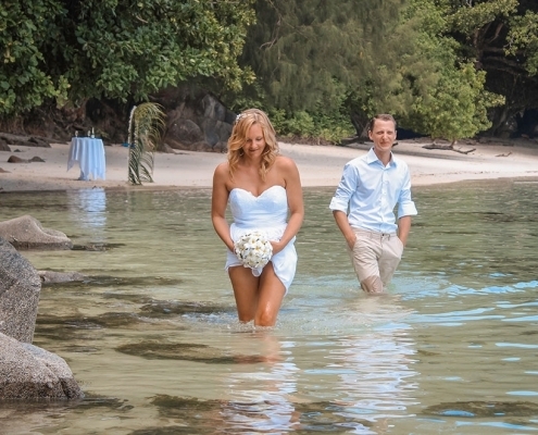 Port Launay Strandhochzeit Paar geht durchs Wasser Port Launay Strandhochzeit Paar geht durchs Wasser