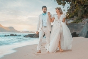 Hochzeit Seychellen Brautpaar am Strand Hochzeit Seychellen Brautpaar am Strand