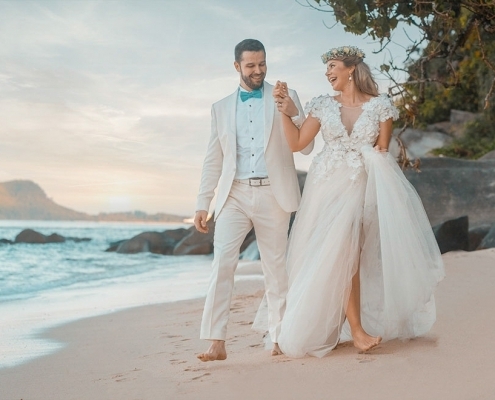 Hochzeit Seychellen Brautpaar am Strand Hochzeit Seychellen Brautpaar am Strand