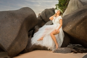Hochzeit Seychellen Braut auf Granitfelsen