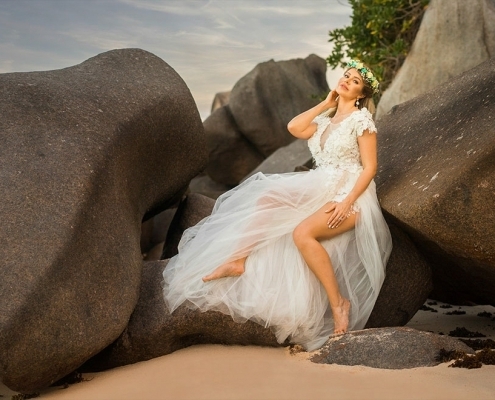 Hochzeit Seychellen Braut auf Granitfelsen